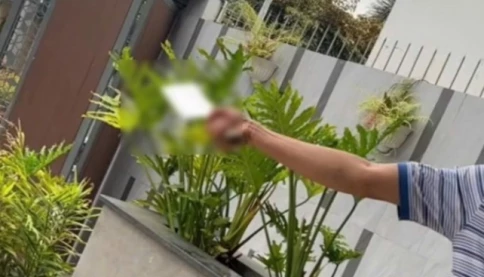 Thợ sửa khóa mở khóa xong thì bị hành hung: Hoảng loạn khi bị chủ nhà cầm dao uy hiếp