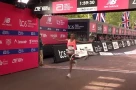 Lần đầu tiên trong lịch sử loài người, kỷ lục chạy marathon dưới 2 giờ đã bị phá vỡ!