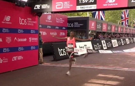 Lần đầu tiên trong lịch sử loài người, kỷ lục chạy marathon dưới 2 giờ đã bị phá vỡ!