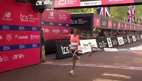 Lần đầu tiên trong lịch sử loài người, kỷ lục chạy marathon dưới 2 giờ đã bị phá vỡ!