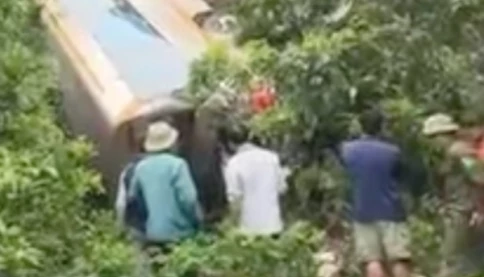 Nhân chứng kể lại khoảnh khắc chạy đua cứu người trong vụ xe khách rơi vực ở Sơn La