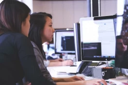 Hơn 4 triệu Gen Z thất nghiệp ở Mỹ: có phải vì bằng đại học vô dụng? Hay AI đã thay thế chúng ta thật rồi?