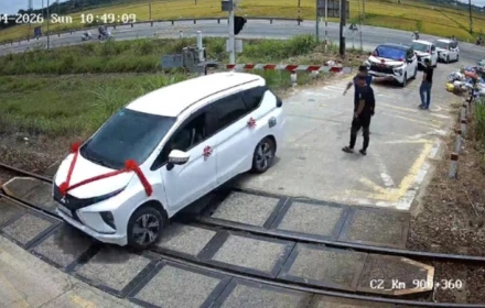 Vượt rào chắn khi tàu sắp tới, xe rước dâu mắc kẹt trên đường ray