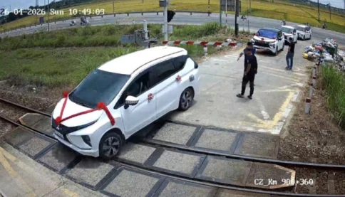 Vượt rào chắn khi tàu sắp tới, xe rước dâu mắc kẹt trên đường ray