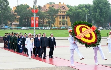 Lãnh đạo Đảng, Nhà nước vào Lăng viếng Chủ tịch Hồ Chí Minh nhân kỷ niệm 51 năm Ngày giải phóng miền Nam, thống nhất đất nước