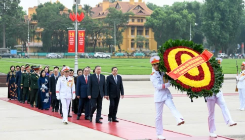 Lãnh đạo Đảng, Nhà nước vào Lăng viếng Chủ tịch Hồ Chí Minh nhân kỷ niệm 51 năm Ngày giải phóng miền Nam, thống nhất đất nước
