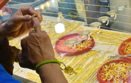 Giá vàng ngày 28/4/2026 giảm mạnh, giá trong nước vẫn chênh quá cao so với giá thế giới