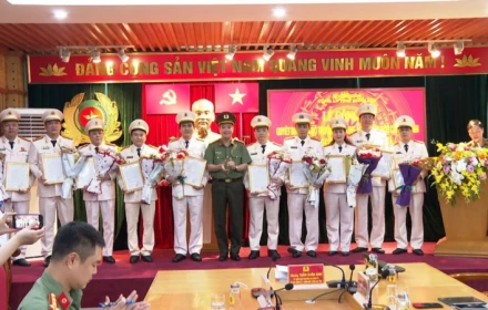 18 cán bộ Công an tỉnh Hưng Yên được thăng hàm đại tá