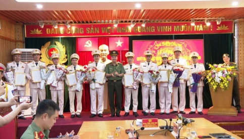 18 cán bộ Công an tỉnh Hưng Yên được thăng hàm đại tá