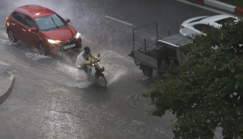 Cảnh báo mưa dông sét khu vực nội thành Hà Nội