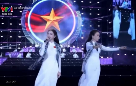 Hòa Minzy được khen khi hát lời mới 'Người Việt mình thương nhau' sau tranh luận "lúa chín không cúi đầu"