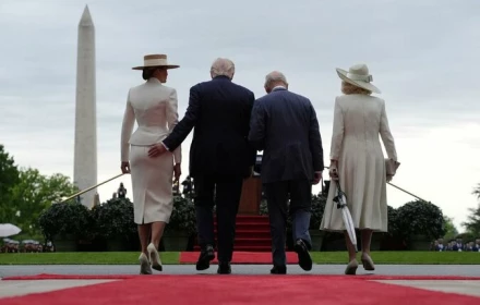 Tổng thống Trump vỗ nhẹ mông Đệ nhất phu nhân Melania trong cuộc gặp với Vua Charles