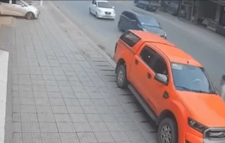 Ô tô vượt phải tông trúng người mở cửa xe: Trách nhiệm thuộc về ai?