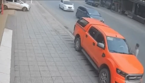 Ô tô vượt phải tông trúng người mở cửa xe: Trách nhiệm thuộc về ai?