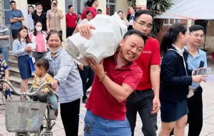 Choáng hình ảnh người dân mang bao tải đi đựng tiền: Hé lộ giá đền bù đất dự án Olympic