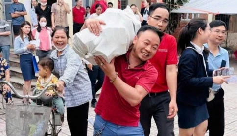 Choáng hình ảnh người dân mang bao tải đi đựng tiền: Hé lộ giá đền bù đất dự án Olympic