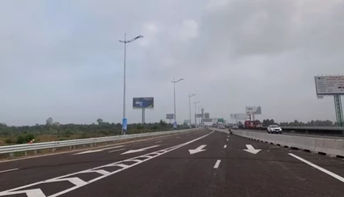 Dừng xe trên cao tốc để đi vệ sinh, tài xế bị xe khách tông tử vong