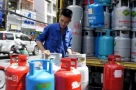Giá gas bán lẻ đồng loạt tăng mạnh từ 1/5: Loại bình 45kg tăng hơn 100.000 đồng