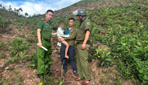 Lần theo dấu vết, tìm thấy bé gái 10 tuổi đi lạc trong rừng sau 2 giờ