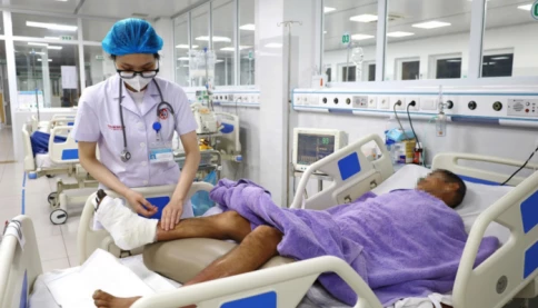 Tự ý bôi cao nóng vào vết xước, người đàn ông bị nhiễm trùng huyết nặng