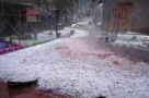 Dông lốc kèm mưa đá phủ trắng, nhà xưởng ở Thái Nguyên bị “xé toạc”