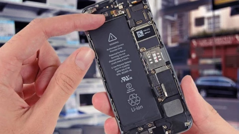 Thay pin smartphone cũ, chọn pin chính hãng niên hạn lâu hay pin mới từ bên thứ ba?