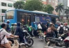 Người dân hợp sức nâng xe buýt, giải cứu nữ tài xế mắc kẹt sau va chạm