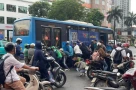 Người dân hợp sức nâng xe buýt, giải cứu nữ tài xế mắc kẹt sau va chạm