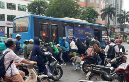 Người dân hợp sức nâng xe buýt, giải cứu nữ tài xế mắc kẹt sau va chạm