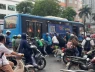 Người dân hợp sức nâng xe buýt, giải cứu nữ tài xế mắc kẹt sau va chạm