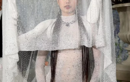 Bộ váy siêu thực của Lisa (BlackPink) gây tranh cãi tại Met Gala 2026
