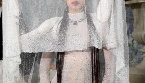 Bộ váy siêu thực của Lisa (BlackPink) gây tranh cãi tại Met Gala 2026