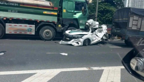 Kinh hoàng hình ảnh chân cầu Thăng Long hướng về Đông Anh, HN tai nạn liên hoàn 7-8 xe 😰