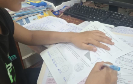 Kèm con học đến khuya: Đúng hay sai?