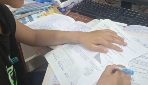 Kèm con học đến khuya: Đúng hay sai?