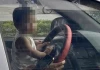 Cảnh sát làm việc với người phụ nữ vừa ôm con vừa lái xe ô tô ở Hà Nội
