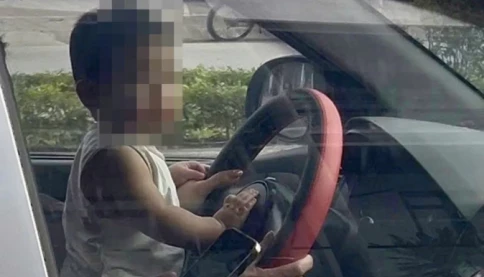 Cảnh sát làm việc với người phụ nữ vừa ôm con vừa lái xe ô tô ở Hà Nội