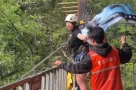 Hiện trường tai nạn xích đu vách đá tại thác Maliuyan: Nữ du khách 16 tuổi tử vong, lộ nghi vấn lỗi dây an toàn