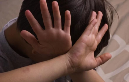 Phải trừng trị những kẻ ác hơn cầm thú: Bé gái 4 tuổi tử vong sau nhiều lần bị cha dượng và mẹ đẻ bạo hành