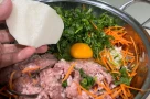Nhân bánh đa nem có thể biến tấu thế nào cũng được, nhưng cho loại rau này vào đảm bảo thơm nhức nách