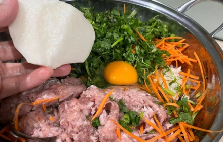 Nhân bánh đa nem có thể biến tấu thế nào cũng được, nhưng cho loại rau này vào đảm bảo thơm nhức nách