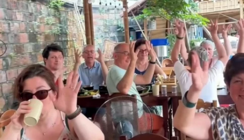Du khách Pháp 'lạy' chủ quán Hà Nội vì bún chả quá ngon
