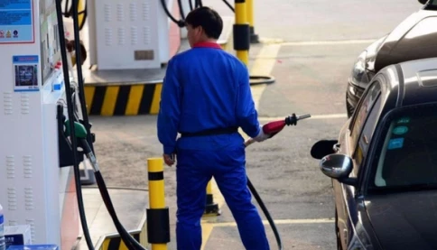 Bình xăng 44 lít nhưng đổ hơn 56 lít mới đầy, 2 cây xăng bị niêm phong để điều tra