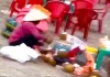 Vụ người phụ nữ thu gom nước dừa thừa ở khu du lịch gây xôn xao mạng xã hội