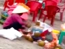 Vụ người phụ nữ thu gom nước dừa thừa ở khu du lịch gây xôn xao mạng xã hội