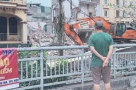 Hà Nội của tôi hôm nay có một người đàn ông đứng rất lâu bên lan can…