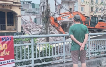 Hà Nội của tôi hôm nay có một người đàn ông đứng rất lâu bên lan can…