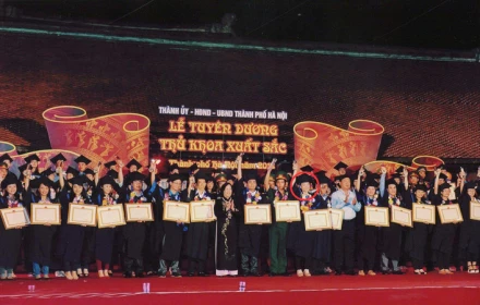 Bỏ việc nơi phố thị, nữ thủ khoa tìm thấy hạnh phúc ở trang trại quê nhà