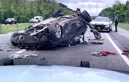 Chạy trốn cảnh sát ở tốc độ 225 km/h, ôtô lật ngửa trên cao tốc