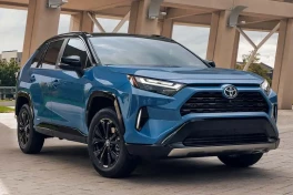 Toyota Hybrid "cháy hàng" toàn cầu: người mua phải chờ đến 9 tháng